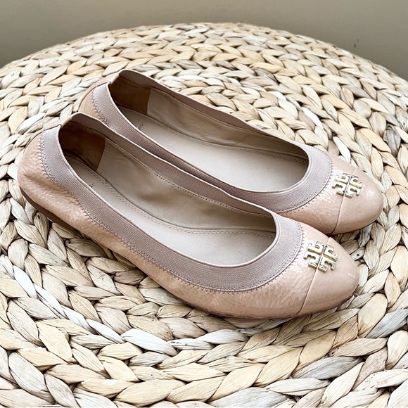 Tory Burch beige patent leather flats with gold monogram logo detail - Picture 10 of 10